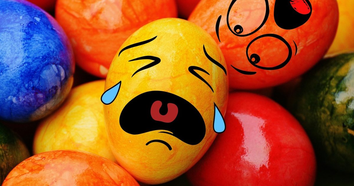 彩纯对蕾丝风俗大有兴趣！ 漫画名场面示意，两名角色在楼梯平台面对面交谈，逆光下轮廓线条简洁柔和