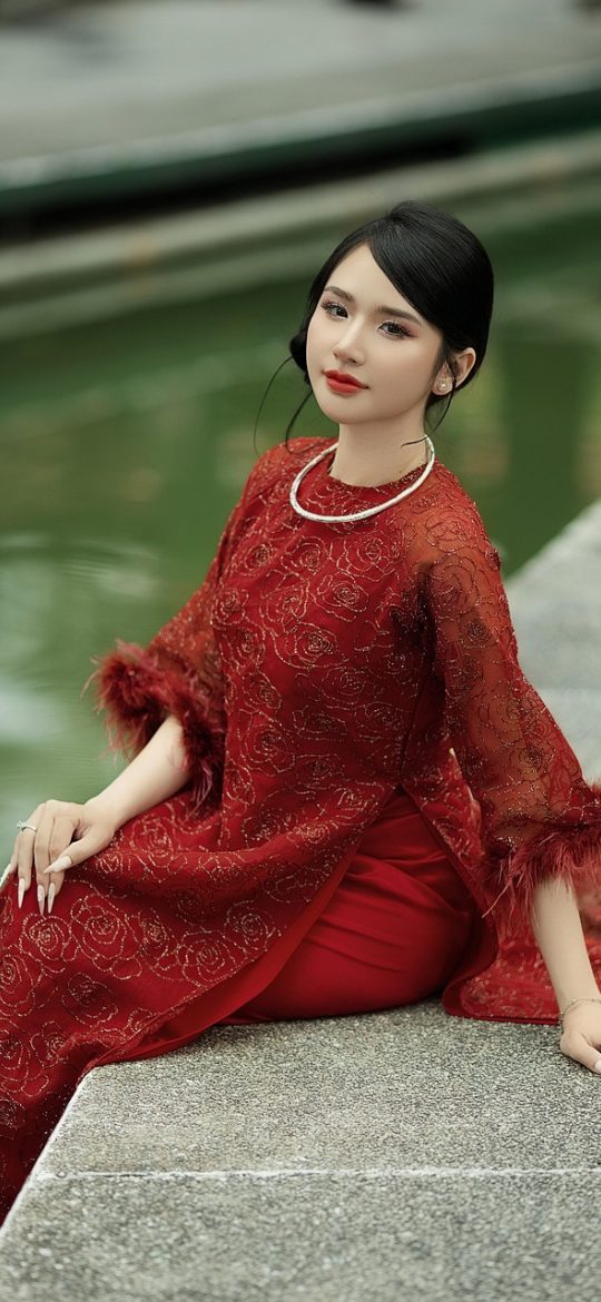 彩纯对蕾丝风俗大有兴趣！ 漫画 客户端首页界面，顶部搜索框与下方横向书架卡片整齐排列，米白底色配藏青标题